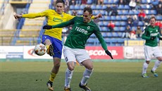 Zlínský útočník Lukáš Železník bojuje o míč s jabloneckým obráncem Davidem... Zlínský útočník Lukáš Železník bojuje o míč s jabloneckým obráncem Davidem...