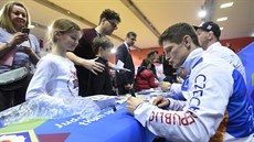 Judista Pavel Petřikov se podepisuje fanouškům při autogramiádě v rámci... Judista Pavel Petřikov se podepisuje fanouškům při autogramiádě v rámci...
