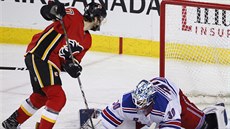 Michael Frolík z Calgary v šanci před brankářem New York Rangers Henrikem... Michael Frolík z Calgary v šanci před brankářem New York Rangers Henrikem...