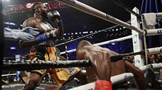 Americký boxer Deontay Wilder právě knokautoval Kubánce Luise Ortize. Americký boxer Deontay Wilder právě knokautoval Kubánce Luise Ortize.