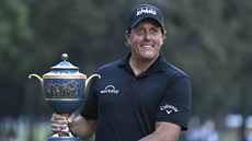 Phil Mickelson s trofejí pro vítěze turnaje Mexico Championship. Phil Mickelson s trofejí pro vítěze turnaje Mexico Championship.