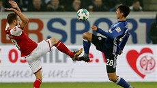 Levin Oztunali (vlevo) z Mohuče bojuje o míč s Alessandrem Schöpfem ze Schalke. Levin Oztunali (vlevo) z Mohuče bojuje o míč s Alessandrem Schöpfem ze Schalke.