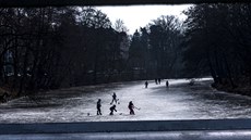 Zamrzlá Chrudimka patřila o víkendu bruslařům. Zamrzlá Chrudimka patřila o víkendu bruslařům.