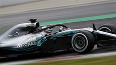 Lewis Hamilton ze stáje Mercedes při testech v Barceloně Lewis Hamilton ze stáje Mercedes při testech v Barceloně