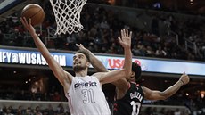 Tomáš Satoranský (vlevo) z Washingtonu se zbavil DeMara DeRozana z Toronta a... Tomáš Satoranský (vlevo) z Washingtonu se zbavil DeMara DeRozana z Toronta a...