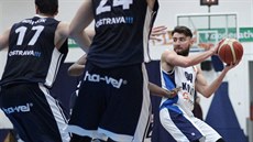 Petr Šafarčík (vpravo) z Kolína během utkání s Ostravou Petr Šafarčík (vpravo) z Kolína během utkání s Ostravou