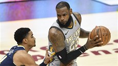 LeBron James (vpravo) z Clevelandu hledá cestu přes Garyho Harrise z Denveru. LeBron James (vpravo) z Clevelandu hledá cestu přes Garyho Harrise z Denveru.