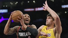 Damian Lillard (vlevo) z Portlandu útočí kolem Brooka Lopeze z LA Lakers. Damian Lillard (vlevo) z Portlandu útočí kolem Brooka Lopeze z LA Lakers.