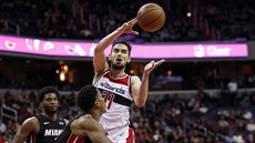 Tomáš Satoranský (ve výskoku) z Washingtonu přihrává spoluhráči, sledují ho... Tomáš Satoranský (ve výskoku) z Washingtonu přihrává spoluhráči, sledují ho...