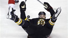 Rick Nash z Bostonu při honbě za pukem upadl. Rick Nash z Bostonu při honbě za pukem upadl.