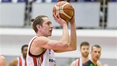 Luboš Stria ze Svitav střílí trestný hod v duelu s Pardubicemi. Luboš Stria ze Svitav střílí trestný hod v duelu s Pardubicemi.