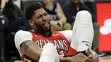 Anrthony Davis z New Orleans se drží za poraněný kotník. Anrthony Davis z New Orleans se drží za poraněný kotník.