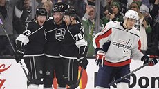 Jakub Vrána z Washingtonu je zklamaný, z gólu se radují hokejisté Los Angeles. Jakub Vrána z Washingtonu je zklamaný, z gólu se radují hokejisté Los Angeles.
