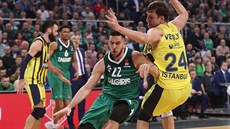 Vasilije Micič (v zeleném) ze Žalgirisu proniká kolem Jana Veselého z... Vasilije Micič (v zeleném) ze Žalgirisu proniká kolem Jana Veselého z...