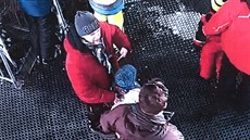 Policie pátrá po muži v červené bundě, který měl v lanovce na Černou horu 1.... Policie pátrá po muži v červené bundě, který měl v lanovce na Černou horu 1....