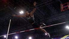 Kanadský vícebojař Damian Warner nad laťkou v tyčkařském sektoru. Kanadský vícebojař Damian Warner nad laťkou v tyčkařském sektoru.