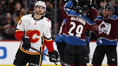 Zklamaný český útočník ve službách Calgary Michael Frolík, zatímco hráči... Zklamaný český útočník ve službách Calgary Michael Frolík, zatímco hráči...