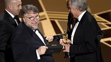 Guillermo del Toro s nadsázkou ubezpečuje publikum, že obálka je tentokrát... Guillermo del Toro s nadsázkou ubezpečuje publikum, že obálka je tentokrát...