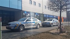 Ozbrojený lupič přepadl v Plzni banku. Po pětatřiceti minutách ho policisté... Ozbrojený lupič přepadl v Plzni banku. Po pětatřiceti minutách ho policisté...
