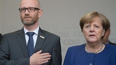 Německá kancléřka Angela Merkelová (CDU) a generální tajemník CDU zpívající... Německá kancléřka Angela Merkelová (CDU) a generální tajemník CDU zpívající...