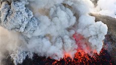 Erupce sopky inmoedake na japonském ostrov Kjúú. (7. bezna 2018)