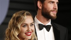 Miley Cyrusová a Liam Hemsworth na party Vanity Fair po Oscarech (Los Angeles,...
