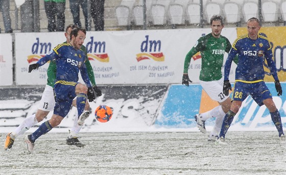 ZASN̎ENÝ DUEL. Fotbalisté Jihlavy (v modrém) a Jablonce se v prvoligovém...