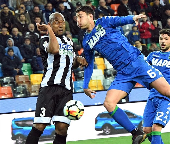 Caetano Samir z Udinese (vlevo) bojuje o mí s Lukou Mazzitellim ze Sassuola.