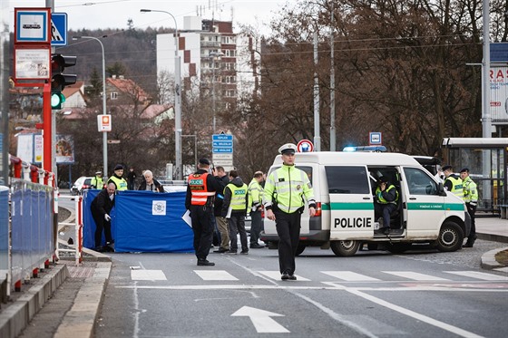 Po nehod u obchodního centra Hostiva zstali dva mrtví chodci, dv eny utrply zranní. (13. bezna 2018)