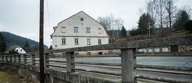 Nkdejí vstup do mlýna a papírny v Hronov se nachází pod úrovní terénu.