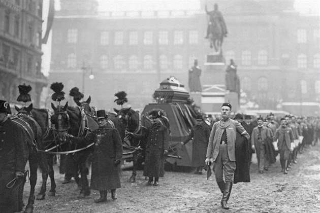 Poheb Aloise Raína v únoru roku 1923. Smutení prvod el tehdy i po...