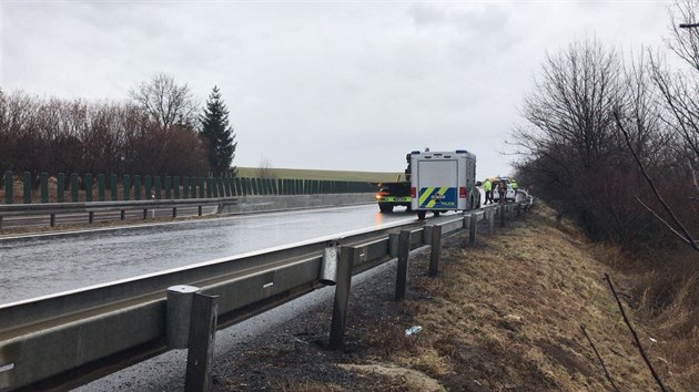 Pi váné dopravní nehod na 10. kilometru dálnice D7 ve smru z Prahy na Slaný...