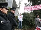 Na Andreje Babie ekala ped sdlem Libereckho kraje skupinka demonstrant...