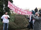 Na Andreje Babie ekala ped sdlem Libereckho kraje skupinka demonstrant...