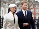 Meghan Markle a princ Harry pichzej na bohoslubu u pleitosti Dne...