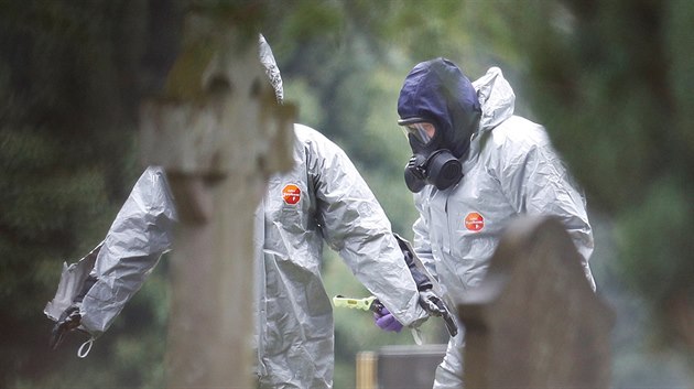 Salisbury. Britští vyšetřovatelé u hrobu manželky Sergeje Skripala (10. března... Salisbury. Britští vyšetřovatelé u hrobu manželky Sergeje Skripala (10. března...