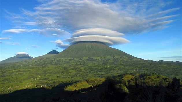 Vrchol Bisoke se nachází ve výšce 3 711 m n m. Vrchol Bisoke se nachází ve výšce 3 711 m n m.
