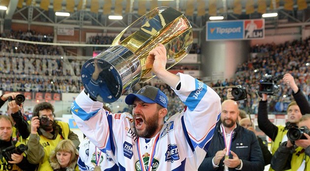 Kapitán Komety Brno Leoš Čermák s pohárem pro mistry. Kapitán Komety Brno Leoš Čermák s pohárem pro mistry.