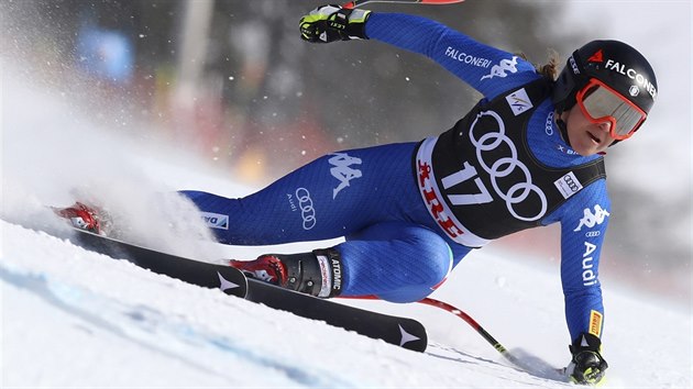 Italská lyžařka Sofia Goggiaová na trati superobřího slalomu v Aare. Italská lyžařka Sofia Goggiaová na trati superobřího slalomu v Aare.