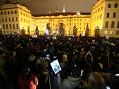 st demonstrant se vydala na Prask hrad, kde ped branami na Hradanskm...