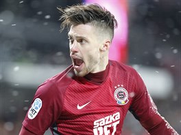 Václav Kadlec ze Sparty okikuje své spoluhráe.