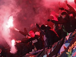 Sparantí píznivci rozzáili tribuny pyrotechnikou.