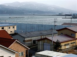Obytné domy a komerní budovy dlí v pístavu Miyako v prefektue Iwate od moe...