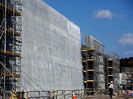 Konstrukce vysoké zdi, která obyvatele ochrání ped dalí tsunami ve mst...