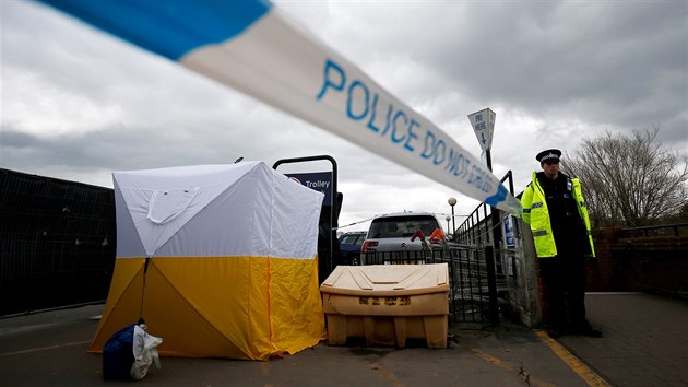 Salisbury. Britsk policista na mst otravy Sergeje Skripala a jeho dcery. (11. bezna 2018)