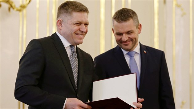 Dosluhujc slovensk premir Robert Fico (vlevo) a nov premir Peter Pellegrini (15.3.2018)