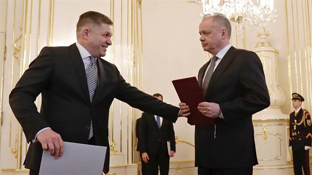 Dosluhující slovenský premiér Robert Fico (vlevo) pedal demisi své vlády...