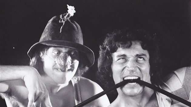 Legend&aacute;rn&iacute;mi herci představen&iacute; Commedia dell&rsquo;arte se stali roku 1974 Bolek Pol&iacute;vka jako Harlek&yacute;no a Franta Kocourek coby Capit&aacute;no.