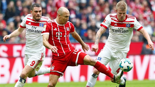 Arjen Robben z Bayernu Mnichov si kryje m ped brncmi hri Hamburku.