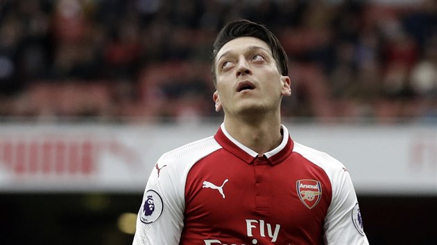 Mesut Özil protáí oi, protoe netrefil bránu Watfordu